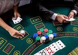 Dealer Hot Pot profesional kami dalam studio dengan kamera multi-sudut untuk transmisi live